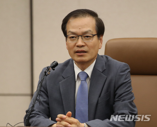 【서울=뉴시스】김진아 기자 = 드루킹 댓글조작 의혹 수사를 맡은 허익범 특검이 지난 18일 오후 서울 서초구 변호사회관에서 열린 박상융 특검보 간담회에서 인사말을 하고 있다. 2018.06.18.&nbsp;&nbsp; bluesoda@newsis.com