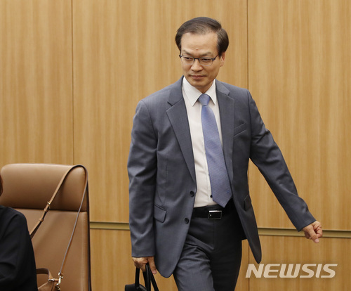 【서울=뉴시스】김진아 기자 = 드루킹 댓글조작 의혹 수사를 맡은 허익범 특검이 지난 18일 오후 서울 서초구 변호사회관에서 열린 박상융 특검보 간담회에 참석하고 있다. 2018.06.18. bluesoda@newsis.com