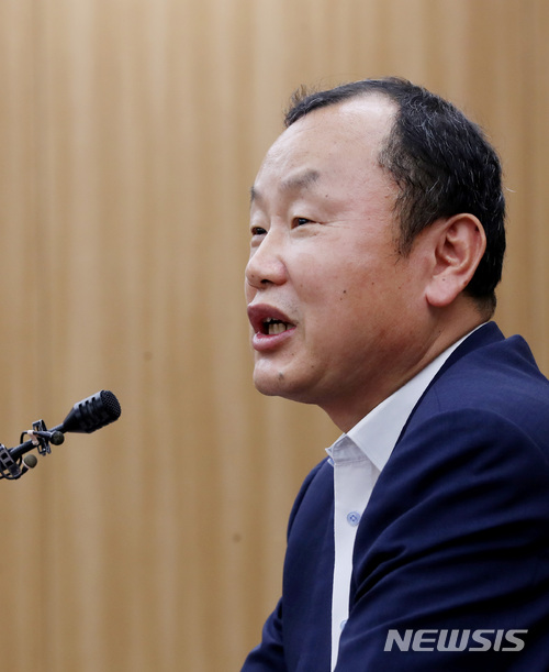 【서울=뉴시스】김진아 기자 = 드루킹 댓글조작 의혹 수사를 맡은 허익범 특별검사팀의 박상융 특검보가 18일 오후 서울 서초구 변호사회관 간담회장에서 취재진의 질문에 답하고 있다. 2018.06.18.&nbsp;&nbsp;&nbsp; bluesoda@newsis.com