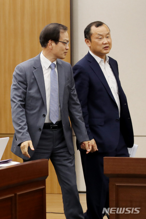 【서울=뉴시스】김진아 기자 = 드루킹 댓글조작 의혹 수사를 맡은 허익범 특별검사팀의 박상융 특검보가 18일 오후 서울 서초구 변호사회관 간담회장으로 들어서고 있다. 왼쪽은 허익범 특검. 2018.06.18.&nbsp;&nbsp;&nbsp; bluesoda@newsis.com