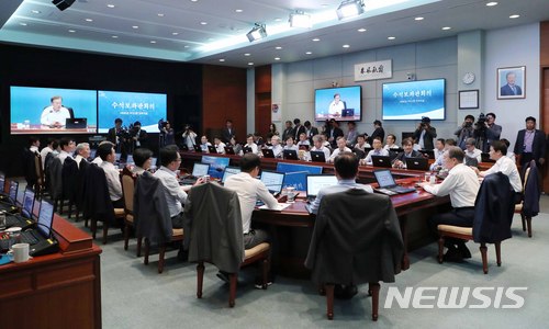 【서울=뉴시스】전신 기자 = 문재인 대통령이 18일 청와대 여민관에서 열린 수석보좌관회의에서 모두발언하고 있다. 2018.06.18. photo1006@newsis.com