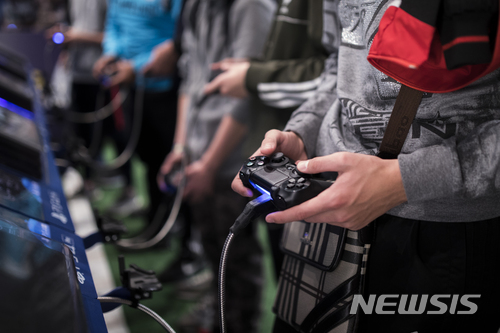 【파리=AP/뉴시스】지난 2017년 11월3일 프랑스 파리에서 열린 게임주간 행사에서 한 남성이 게임에 열중하고 있다. 세계보건기구(WHO)는 18일 강박적으로 비디오 게임에 몰두하는 게임 중독을 정신질환으로 분류한다고 밝혔다. 2018.6.19