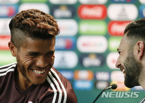 호나탄 도스 산토스(왼쪽)와 미겔 라윤