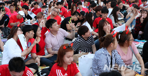 【서울=뉴시스】박주성 기자 = 2018 러시아 월드컵 대한민국과 스웨덴의 경기 열리는 18일 오후 길거리응원전이 열리는 서울 광화문 광장에 많은 시민들이 모여 응원 준비를 하고 있다. 2018.06.18. park7691@newsis.com