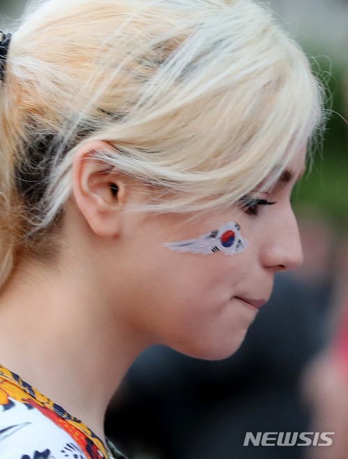 【서울=뉴시스】박주성 기자 = 2018 러시아 월드컵 대한민국과 스웨덴의 경기 열리는 18일 오후 길거리응원전이 열리는 서울 광화문 광장에 외국인이 얼굴에 태극기 페이스페인팅을 하고 있다. 2018.06.18. park7691@newsis.com