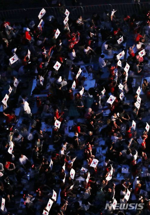 【서울=뉴시스】박주성 기자 = 2018 러시아 월드컵 대한민국과 스웨덴의 경기 열리는 18일 오후 길거리응원전이 열리는 서울 광화문 광장에 모인 시민들이 태극기를 들고 응원 연습을 하고 있다. 2018.06.18. park7691@newsis.com