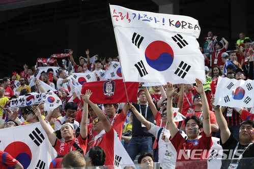 온통 노란 스웨덴, 그 속에서 꿋꿋했던 소수정예 '붉은악마'