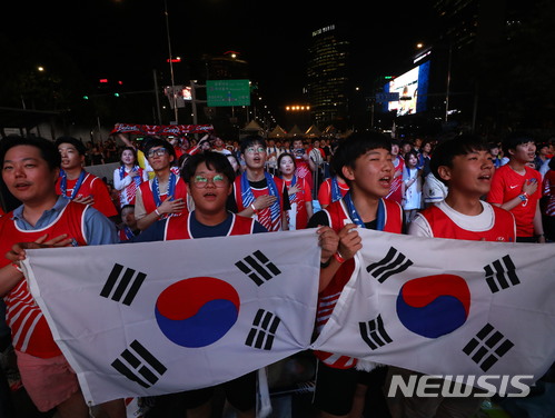 【서울=뉴시스】최진석 기자 = 2018 러시아월드컵 조별리그 F조 1차전 대한민국-스웨덴의 경기가 열린 18일 서울 강남구 영동대로에서 시민이 태극기를 들고 응원을 하고 있다. 2018.06.18. myjs@newsis.com