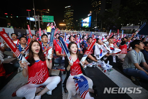 【서울=뉴시스】최진석 기자 = 2018 러시아월드컵 조별리그 F조 1차전 대한민국-스웨덴의 경기가 열린 18일 서울 강남구 영동대로에서 시민이 응원전을 벌이고 있다. 2018.06.18. myjs@newsis.com