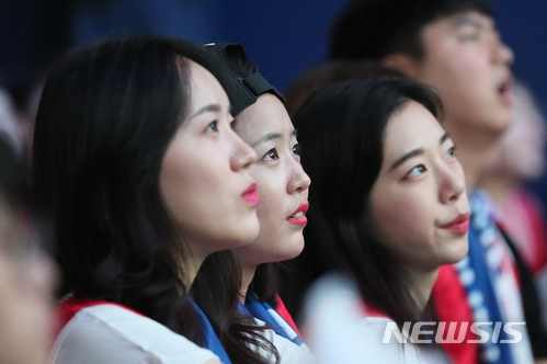 【서울=뉴시스】최진석 기자 = 2018 러시아월드컵 조별리그 F조 1차전 대한민국-스웨덴의 경기가 열린 18일 서울 강남구 영동대로에서 시민이 경기를 지켜보고 있다. 2018.06.18.&nbsp; myjs@newsis.com 