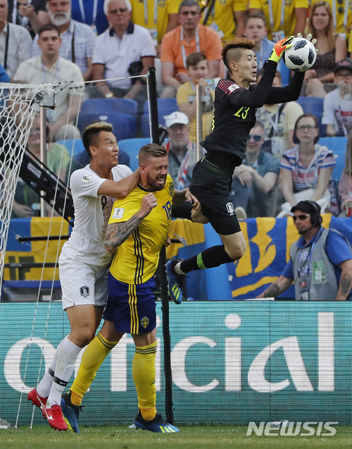 South Korea goalkeeper Jo Hyun-woo claims a cross during the group F match between Sweden and South Korea at the 2018 soccer World Cup in the Nizhny Novgorod stadium in Nizhny Novgorod, Russia, Monday, June 18, 2018. (AP Photo/Pavel Golovkin)