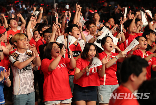 【서울=뉴시스】박주성 기자 = 2018 러시아 월드컵 대한민국과 스웨덴의 경기 열린 지난 18일 오후 길거리응원전이 열리는 서울 광화문 광장에서 시민들이 태극전사를 응원하고 있다. 2018.06.18. park7691@newsis.com
