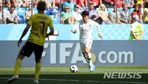 【니즈니노브고로드(러시아)=뉴시스】고범준 기자 = 18일(현지시간) 오후 러시아 니즈니노브고로드 스타디움에서 열린 2018 러시아월드컵 조별리그 F조 1차전 대한민국-스웨덴의 경기, 한국의 손흥민이 공격을 하고 있다. 2018.06.18. bjko@newsis.com