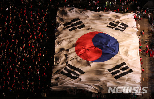 【서울=뉴시스】박주성 기자 = 2018 러시아 월드컵 대한민국과 스웨덴의 경기 열린 지난 18일 오후 길거리응원전이 열리는 서울 광화문 광장에 대형 태극기가 펼쳐지고 있다. 2018.06.18. park7691@newsis.com