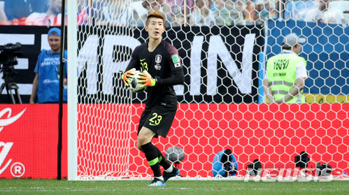 【니즈니노브고로드(러시아)=뉴시스】고범준 기자 = 18일(현지시간) 오후 러시아 니즈니노브고로드 스타디움에서 열린 2018 러시아월드컵 조별리그 F조 1차전 대한민국-스웨덴의 경기, 한국의 조현우 골키퍼가 패스 준비를 하고 있다. 2018.06.18.&nbsp; bjko@newsis.com 