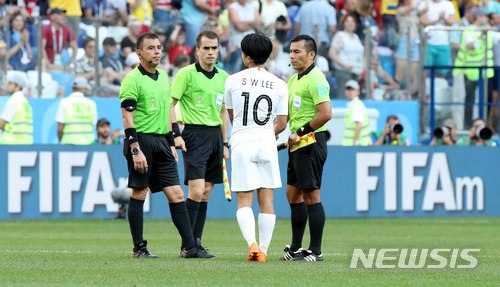 【니즈니노브고로드(러시아)=뉴시스】고범준 기자 = 18일(현지시간) 오후 러시아 니즈니노브고로드 스타디움에서 열린 2018 러시아월드컵 조별리그 F조 1차전 대한민국-스웨덴의 경기, 한국이 1-0으로 패했다. 경기 종료 후 이승우가 심판에게 어필을 하고 있다. 2018.06.18. bjko@newsis.com