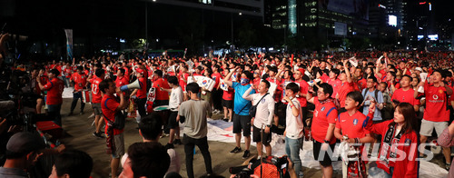 【서울=뉴시스】박주성 기자 = 2018 러시아 월드컵 대한민국과 스웨덴의 경기가 펼쳐진 18일 오후 서울 광화문 광장에서 시민들이 태극전사들을 응원하고 있다. 2018.06.18. park7691@newsis.com