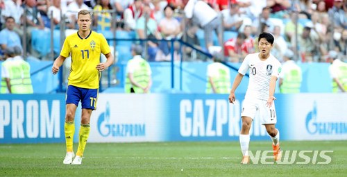 【니즈니노브고로드(러시아)=뉴시스】고범준 기자 = 18일(현지시간) 오후 러시아 니즈니노브고로드 스타디움에서 열린 2018 러시아월드컵 조별리그 F조 1차전 대한민국-스웨덴의 경기, 한국의 이승우가 동료에게 공을 달라고 손짓하고 있다. 2018.06.18. bjko@newsis.com