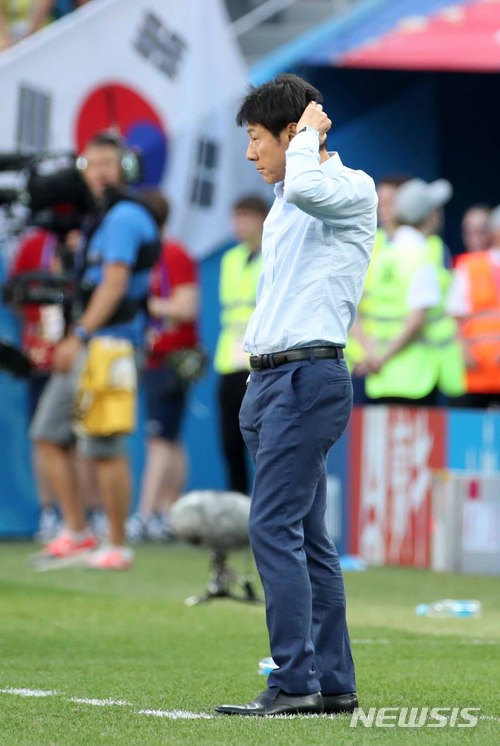 【니즈니노브고로드(러시아)=뉴시스】고범준 기자 = 18일(현지시간) 오후 러시아 니즈니노브고로드 스타디움에서 열린 2018 러시아월드컵 조별리그 F조 1차전 대한민국-스웨덴의 경기, 한국의 신태용 감독이 선수들의 움직임을 지켜보고 있다. 2018.06.18. bjko@newsis.com