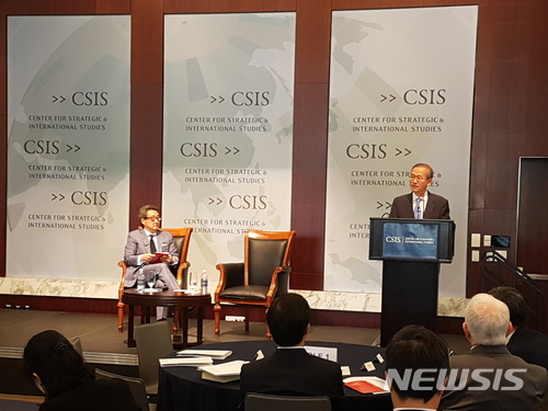 【서울=뉴시스】김지현 기자 = 임성남 외교부 1차관이 18일 미국 워싱턴에서 국제교류재단(KF)과 미 전략국제문제연구소(CSIS)가 공동 주최한 세미나에 참석, 한반도 비핵화 및 항구적 평화체제 구축에 대한 우리 정부의 정책 추진방향에 대한 기조연설을 하고 있다. 2018.06.18. (사진=외교부 제공) photo@newsis.com