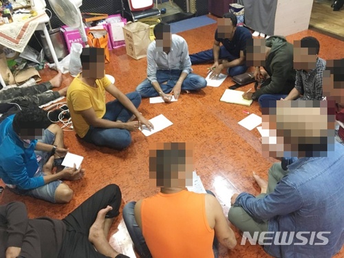 【제주=뉴시스】조수진 기자 = 18일 오후 제주시 모처에 위치한 예멘 난민 쉼터에서 예멘인들이 둘러앉아 한글 공부를 하고 있다. 2018.06.18. (사진=제주 예멘 난민 쉼터 제공) photo@newsis.com