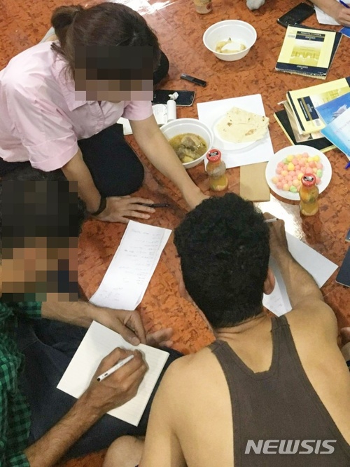 【제주=뉴시스】조수진 기자 = 18일 오후 제주시 모처에 위치한 예멘 난민 쉼터에서 예멘인들이 둘러앉아 한글 공부를 하고 있다. 2018.06.18. (사진=‘제주 예멘 난민 쉼터(가칭)’ 제공) photo@newsis.com