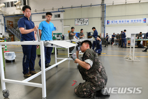 【대구=뉴시스】민경석 기자 = 지난 18일 오전 제81항공정비창에서 열린 항공기술 경연대회 '항공정비사'분야에서 참가선수가 기체파트 평가(날개 각도 조절)을 받고있다. 2018.06.19. (사진=공군 군수사령부 제공) photo@newsis.com