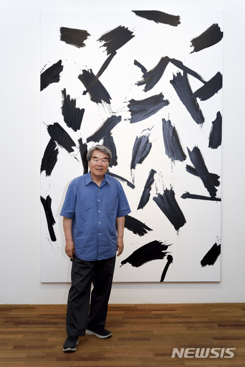 【서울=뉴시스】 서울 평창동 가나아트센터에서 드로잉전을 여는 오수환 화백.