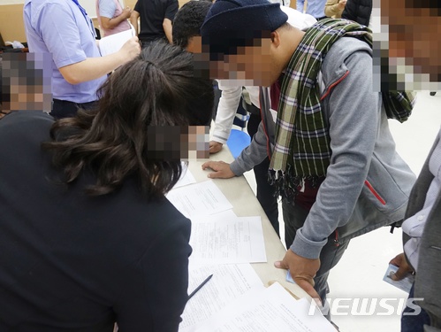 【제주=뉴시스】조수진 기자 = 지난 18일 오후 제주시 용담3동에 위치한 제주출입국·외국인청에서 예멘 난민을 대상으로 열린 취업설명회에 참가한 예멘인이 취업 상담을 받고 있다. 2018.06.18. susie@newsis.com