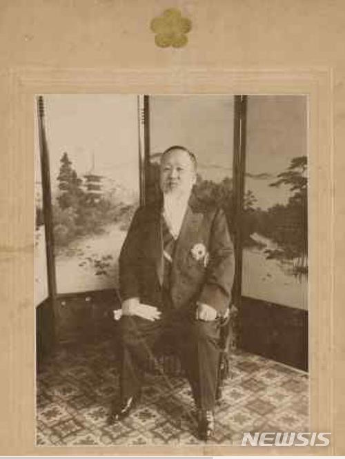 【서울=뉴시스】국립민속박물관 특별전 '세대를 넘어 - 수제화 장인' 전시품 '구두를 신은 고종황제의 사진'