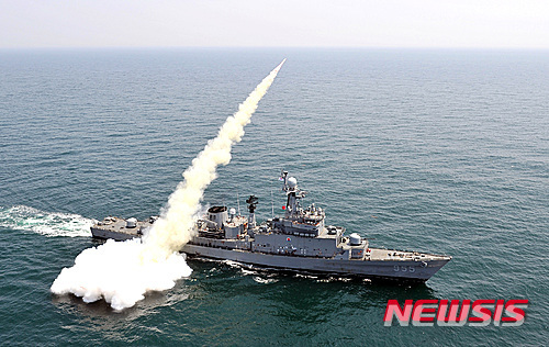 【통영=뉴시스】신정철 기자 = 19일 낮 12시 20분께 경남 통영시 욕지도 남쪽 25마일 해상에서 해군 3함대 소속의 1500t급 해군 마산함에서 폭발로 추정되는 사고가 발생했다. 이 사고로 해군 대원 1명이 중상을 입고 해군 헬기로 이송된 것으로 알려졌다.사진은 마산함 모습이다.2018.06.19.(사진=뉴시스DB)&nbsp;&nbsp; sin@newsis.com&nbsp; 