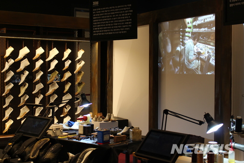 【서울=뉴시스】이수지 기자 = 국립민속박물관 특별전 '세대를 넘어 - 수제화 장인' 수제화 제작 공정 재현