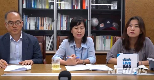 【서울=뉴시스】 청와대는 19일 한나네 유기견 보호소가 폐쇄되지 않을 전망이라고 밝혔다. 최재관 농어업비서관, 김혜애 청와대 기후환경 비서관, 정혜승 뉴미디어 비서관(사진 왼쪽부터)이 청와대 소셜 라이브 '11시50분 청와대입니다'에 출연해 국민청원에 답하는 모습이다.