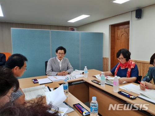 【고창=뉴시스】강명수 기자 = 민주평화당 소속으로 6·13지방선거 전북 고창군수에 당선된 유기상 당선인이 민선 7기 고창군정을 견인하기 위한 정책토론회를 19일 상하수도사업소에서 진행하고 있다. 2018.06.19. (사진 = 유기상 당선인 제공) photo@newsis.com
