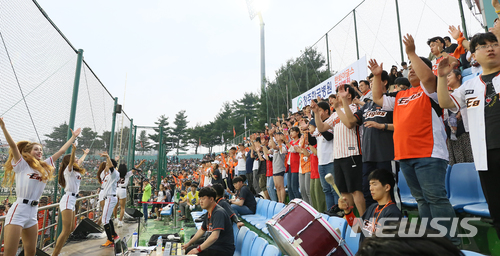 【청주=뉴시스】천영준 기자 = 충북 청주시는 22일 가칭 내수 생활체육 야구장 건립을 청원구 내수읍 덕암리에서 내수리 일원으로 변경해 추진한다고 밝혔다. 사진은 지난달 19일 한화 이글스 대 LG 트윈스의 경기가 열린 청주야구장 모습. 2018.7.22. (사진=뉴시스 DB) photo@newsis.com