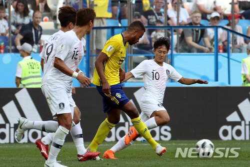 【니즈니노브고로드(러시아)=뉴시스】고범준 기자 = 18일(현지시간) 오후 러시아 니즈니노브고로드 스타디움에서 열린 2018 러시아월드컵 조별리그 F조 1차전 대한민국-스웨덴의 경기, 한국의 이승우가 공격을 하고 있다. 2018.06.18. bjko@newsis.com