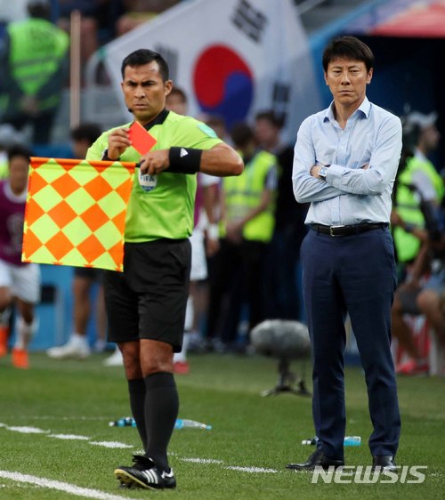 【니즈니노브고로드(러시아)=뉴시스】고범준 기자 = 18일(현지시간) 오후 러시아 니즈니노브고로드 스타디움에서 열린 2018 러시아월드컵 조별리그 F조 1차전 대한민국-스웨덴의 경기, 한국의 신태용 감독이 선수들의 플레이를 지켜보고 있다. 2018.06.18. bjko@newsis.com