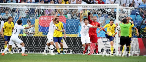 【니즈니노브고로드(러시아)=뉴시스】고범준 기자 = 18일(현지시간) 오후 러시아 니즈니노브고로드 스타디움에서 열린 2018 러시아월드컵 조별리그 F조 1차전 대한민국-스웨덴의 경기, 한국 대표팀 선수들이 심판에게 판정 어필을 하고 있다. 2018.06.18.&nbsp; bjko@newsis.com