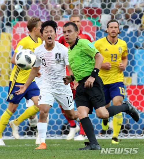 【니즈니노브고로드(러시아)=뉴시스】고범준 기자 = 18일(현지시간) 오후 러시아 니즈니노브고로드 스타디움에서 열린 2018 러시아월드컵 조별리그 F조 1차전 대한민국-스웨덴의 경기, 한국의 이승우가 심판 판정에 어필을 하고 있다. 2018.06.18. bjko@newsis.com