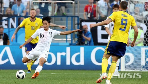 【니즈니노브고로드(러시아)=뉴시스】고범준 기자 = 18일(현지시간) 오후 러시아 니즈니노브고로드 스타디움에서 열린 2018 러시아월드컵 조별리그 F조 1차전 대한민국-스웨덴의 경기, 한국의 이승우가 공격을 하고 있다. 2018.06.18. bjko@newsis.com