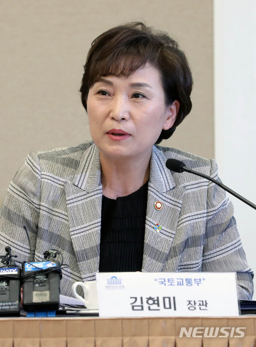 【서울=뉴시스】홍효식 기자 = 19일 오전 서울 여의도 국회 본청 귀빈식당에서 열린 '남북교통인프라' 연결을 위한 긴급 조찬 간담회에서 김현미 국토부 장관이 인사말을 하고 있다. 2018.06.19. yesphoto@newsis.com