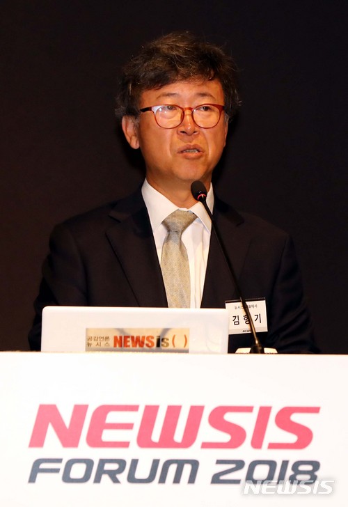 【서울=뉴시스】조성봉 기자 = 김형기 뉴시스대표이사 사장이 19일 오전 서울 중구 플라자호텔 별관 그랜드볼룸에서 열린 창간 17주년기념 2018 뉴시스포럼 ‘통일경제, 기회와 도전’에서 개회사를 하고 있다. 뉴시스는 28년 전인 1990년 독일 통일 당시 재무차관과 교통부 차관, 내무부 장관을 지내며 통일경제의 밑그림을 그렸던 만프레드 카르스텐스(Manfred Carstens) 씨를 초청, '독일 통일의 경제적 교훈'을 통해 우리가 맞게 될 통일의 역사적 교훈을 되새길 포럼을 마련했다. 2018.06.19.suncho21@newsis.com