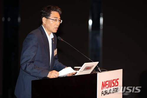 【서울=뉴시스】조성봉 기자 = 김정렬 국토교통부 2차관이 19일 오전 서울 중구 플라자호텔 별관 그랜드볼룸에서 열린 창간 17주년기념 2018 뉴시스포럼 ‘통일경제, 기회와 도전’에서 축사를 하고 있다. 뉴시스는 28년 전인 1990년 독일 통일 당시 재무차관과 교통부 차관, 내무부 장관을 지내며 통일경제의 밑그림을 그렸던 만프레드 카르스텐스(Manfred Carstens) 씨를 초청, '독일 통일의 경제적 교훈'을 통해 우리가 맞게 될 통일의 역사적 교훈을 되새길 포럼을 마련했다. 2018.06.19.suncho21@newsis.com