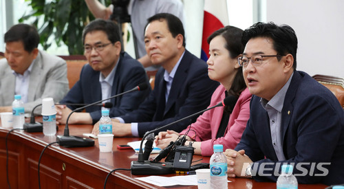 【서울=뉴시스】홍효식 기자 = 자유한국당 김성원(맨 오른쪽) 초선의원 모임 간사가 19일 오전 서울 여의도 국회에서 열린 초선의원 모임에서 모두발언을 하고 있다. 2018.06.19. yesphoto@newsis.com