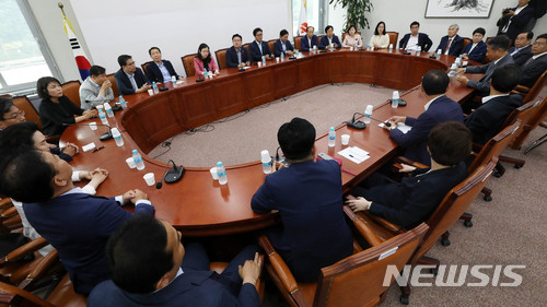 【서울=뉴시스】홍효식 기자 = 자유한국당 김성원 초선 의원 간사를 비롯한 의원들이 19일 오전 서울 여의도 국회에서 초선 의원 모임을 갖고 비공개 전환을 기다리고 있다. 2018.06.19.&nbsp; yesphoto@newsis.com