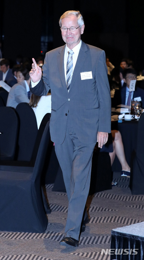【서울=뉴시스】이영환 기자 = 만프레드 카르스텐스(Manfred Carstens) 통독 당시 재무차관이 19일 오전 서울 중구 플라자호텔 별관 그랜드볼룸에서 열린 창간 17주년 기념 2018 뉴시스 포럼 '통일경제, 기회와 도전'에서 기조연설을 하기 위해 단상으로 오르며 손짓하고 있다. 뉴시스는 28년 전인 1990년 독일 통일 당시 재무차관과 교통부 차관, 내무부 장관을 지내며 통일경제의 밑그림을 그렸던 만프레드 카르스텐스(Manfred Carstens)를 초청, '독일 통일의 경제적 교훈'을 통해 우리가 맞게 될 통일의 역사적 교훈을 되새길 포럼을 마련했다. 2018.06.19. 20hwan@newsis.com
