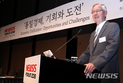 【서울=뉴시스】이영환 기자 = 만프레드 카르스텐스(Manfred Carstens) 통독 당시 재무차관이 19일 오전 서울 중구 플라자호텔 별관 그랜드볼룸에서 열린 창간 17주년 기념 2018 뉴시스 포럼 '통일경제, 기회와 도전'에서 기조연설을 하고 있다. 뉴시스는 28년 전인 1990년 독일 통일 당시 재무차관과 교통부 차관, 내무부 장관을 지내며 통일경제의 밑그림을 그렸던 만프레드 카르스텐스(Manfred Carstens)를 초청, '독일 통일의 경제적 교훈'을 통해 우리가 맞게 될 통일의 역사적 교훈을 되새길 포럼을 마련했다. 2018.06.19. 20hwan@newsis.com
