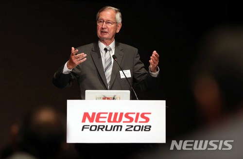 【서울=뉴시스】조성봉 기자 = 만프레드 카르스텐스(Manfred Carstens) 통독 당시 재무차관이 19일 오전 서울 중구 플라자호텔 별관 그랜드볼룸에서 열린 창간 17주년기념 2018 뉴시스포럼 ‘통일경제, 기회와 도전’에서 기조연설을 하고 있다. 뉴시스는 28년 전인 1990년 독일 통일 당시 재무차관과 교통부 차관, 내무부 장관을 지내며 통일경제의 밑그림을 그렸던 만프레드 카르스텐스(Manfred Carstens) 씨를 초청, '독일 통일의 경제적 교훈'을 통해 우리가 맞게 될 통일의 역사적 교훈을 되새길 포럼을 마련했다. 2018.06.19.suncho21@newsis.com