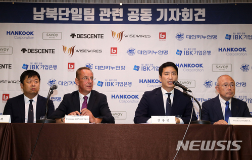 【서울=뉴시스】박진희 기자 = 조현식(왼쪽부터) 남북 단일팀구성특별위원회 위원장, 토마스 코니에츠코 국제카누연맹 부회장, 김용빈 대한카누연맹 회장, 나리타 쇼켄 아시아카누연맹 회장이 19일 오전 서울 중구 프레지던트 호텔에서 제18회 자카르타-팔렘방 아시안게임에서 남북 단일팀 구성 관련 공동 기자회견을 하고 있다. 대한카누연맹은 공동 기자회견을 통해 아시안게임에서 카누 용선(TBR) 남북 단일팀 구성하기로 발표했다. 2018.06.19. pak7130@newsis.com