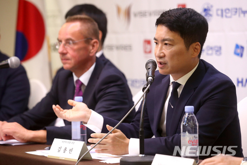 【서울=뉴시스】박진희 기자 = 김용빈(오른쪽) 대한카누연맹 회장과 토마스 코니에츠코 국제카누연맹 부회장이 19일 오전 서울 중구 프레지던트 호텔에서 제18회 자카르타-팔렘방 아시안게임에서 남북 단일팀 구성 관련 공동 기자회견을 하고 있다. 대한카누연맹은 공동 기자회견을 통해 아시안게임에서 카누 용선(TBR) 남북 단일팀 구성하기로 발표했다. 2018.06.19. pak7130@newsis.com